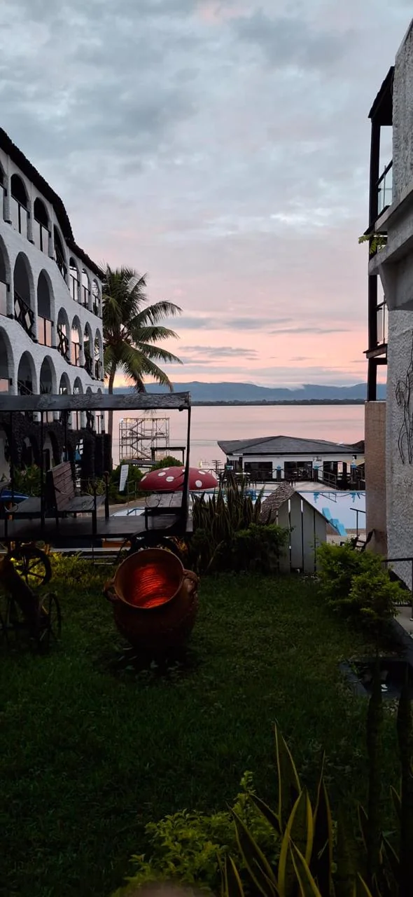 Atardecer · Hotel del lago